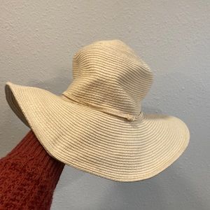 Wide-brimmed floppy hat